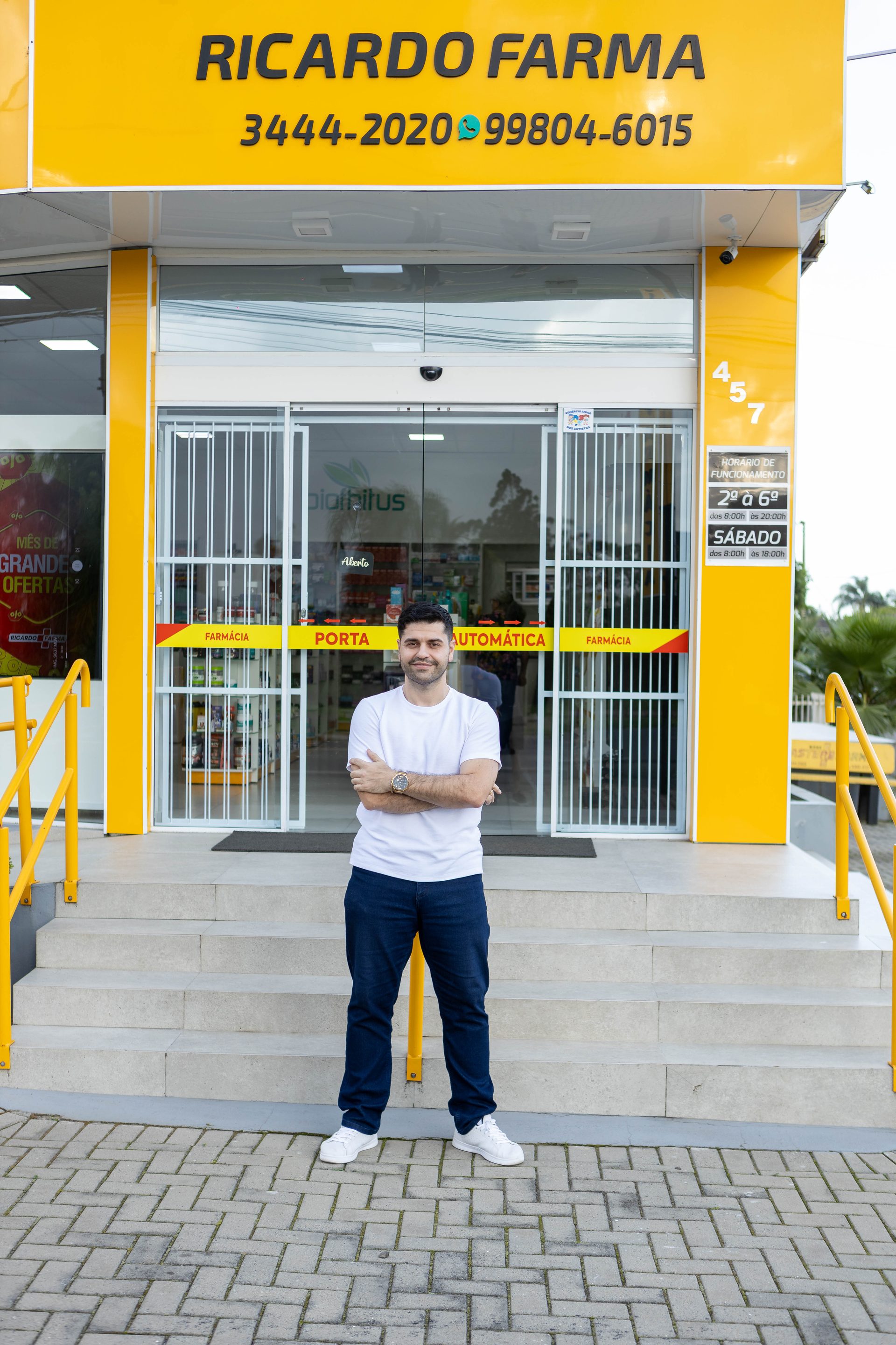 Ricardo em frente à Ricardo Farma, em Forquilhinha